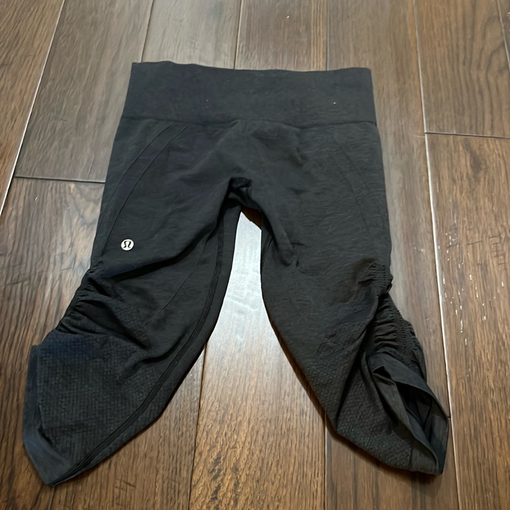 Lululemon black cinched capri leggings size 4